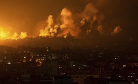 ARQUIVO - Lume e fume ascenden tras un ataque aéreo israelí na cidade de Gaza, domingo 8 de outubro de 2023. (Foto AP/Fatima Shbair, Arquivo)
